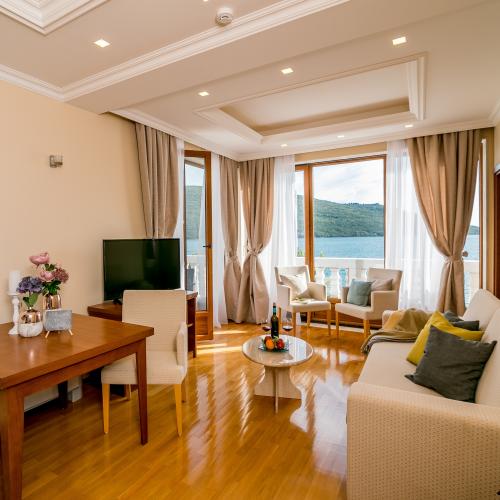 Deluxe One Bedroom Apartment with sea view