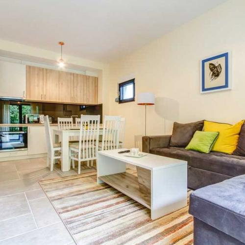 Apartman Sa 2 Spavaće Sobe sa balkonom pogledom dvorište