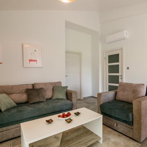 Apartman Sa 3 Spavaće Sobe i Balkonom pogled dvorište