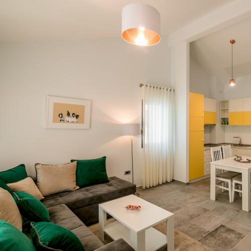 Apartman Sa 4 Spavaće Sobe i Balkonom pogled more